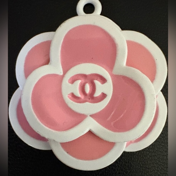 CHANEL Pink and White Flower Zipper Pill! - Picture 1 of 5